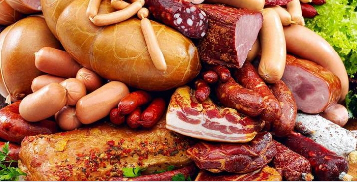 «М'ясний кошик», до якого входить по кілограму курячого філе і тушки, свинини, сала, яловичини і вареної ковбаси першого сорту, подорожчав на 11%, або на 57 грн, за 2018 рік.