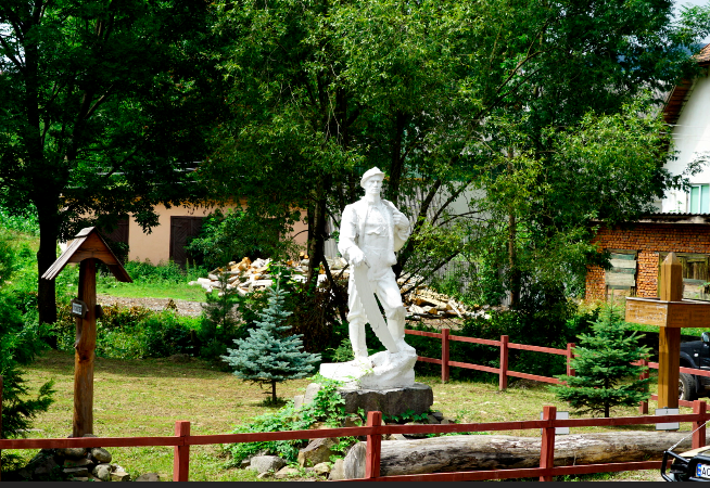 У віддаленому від обласного центру Закарпаття селі, в Анталовцях, поряд з лісом стоїть пам’ятник лісорубу з каменю.