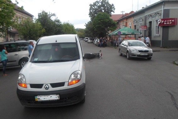 Сьогодні в Берегові, за 200 метрів від Берегівського райвідділу міліції, на перехресті вулиць Сечені та Зріні, трапилася ДТП. 