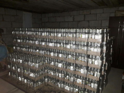 Масштабное производство фальсифицированной водки остановлено на Западе страны. Оборот до полумиллиона гривен в сутки. - об этом сообщил Арсен Аваков на своей странице в ФБ.