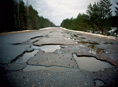 Министерство инфраструктуры Украины намерено создать пилотный проект по восстановлению и ремонту автомобильных дорог за счет штрафов с перевозчиков. 