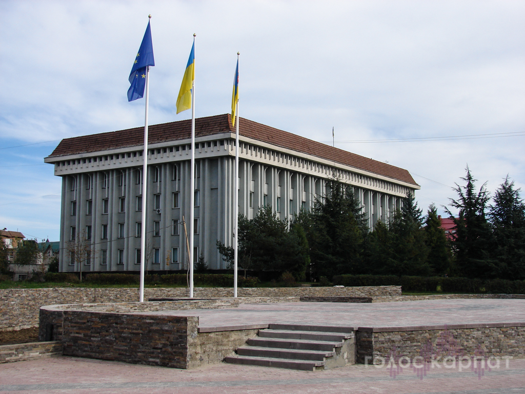 Оновлену центральну площу Хуста прикрашають три прапори