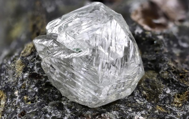 Мінерал виявили на глибині 170 кілометрів у мантії Землі. Його склад не характерний для місця знахідки.
