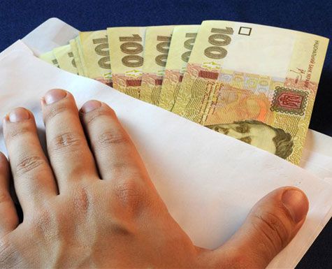 Неправомірну вигоду у сумі майже 10 тисяч гривень службовець РАЦСу отримала за сприяння у виготовленні документів.