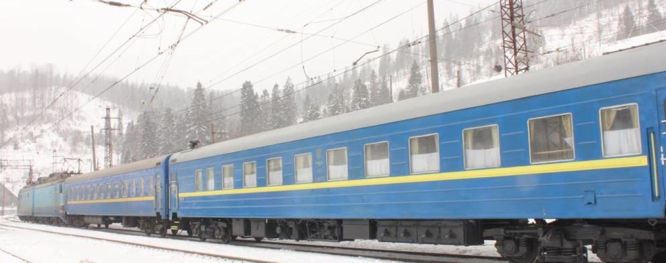 Сьогодні, 16 грудня АТ «Українська Залізниця» оприлюднила список додаткових поїздів, які запустять на новорічні та різдвяні свята.
