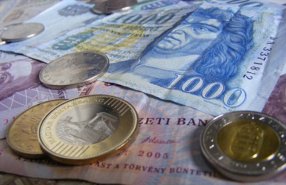 Долар тепер коштує понад 27 гривень, як на міжбанку, так і в офіціальних курсах НБУ. Євро на міжбанку подорожчав відразу на 20 копійок.
