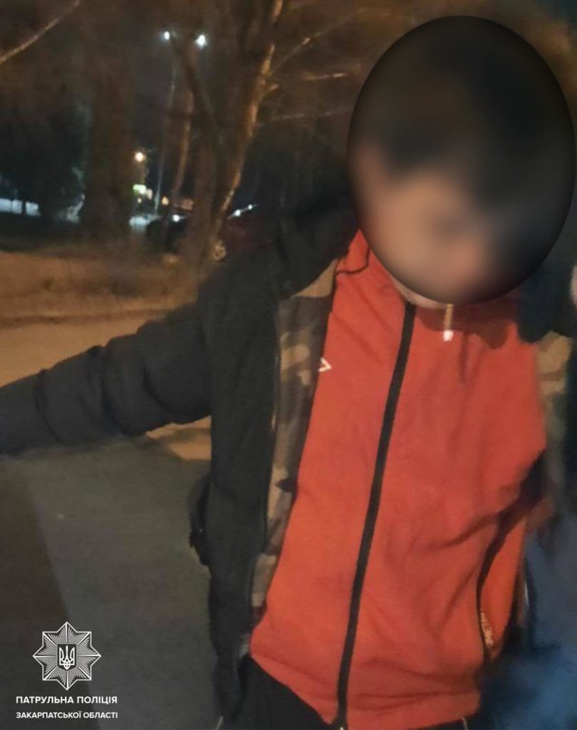 Учора, близько 22-ї години, інспектори помітили підозрілу особу на вулиці Минайській, в Ужгороді.

