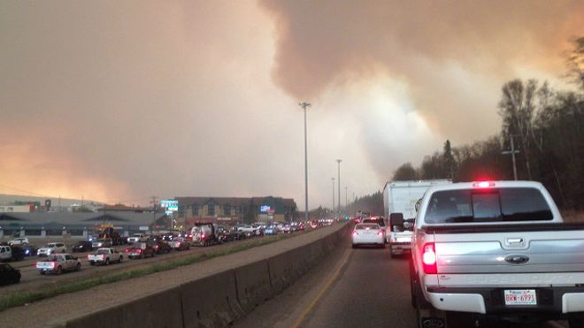 Канадская власть вынуждена эвакуировать 60 тысяч людей из города Форт-МакМеррей в провинции Альберта - все население города - за лесных пожаров.
