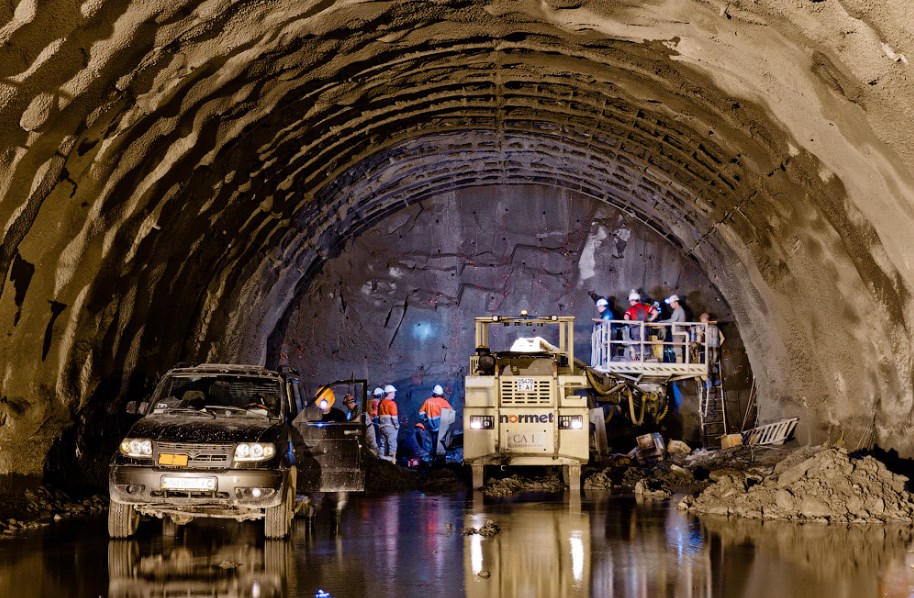 Во время строительства Бескидского железнодорожного тоннеля в Карпатах уже пройден 1463 метра верхней колоть. 