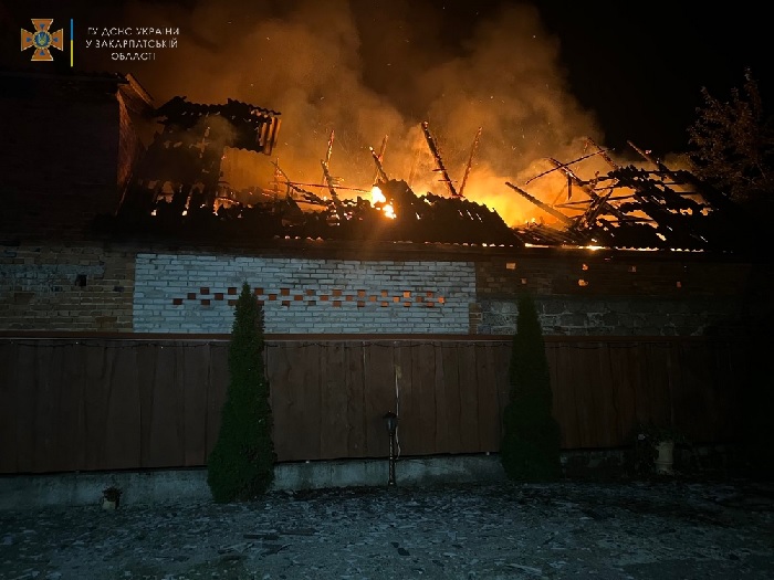 Вчора ввечері у с. Крайниково Хустського району пожежа охопила надвірну споруду, в якій зберігалося сіно.