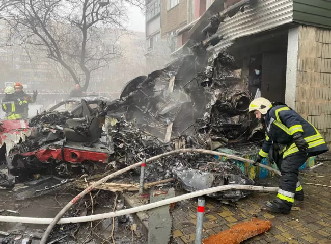 У результаті падіння гвинтокрила у Броварах на Київщині загинуло вище керівництво Міністерства внутрішніх справ, загалом 18 жертв, серед яких 3 дітей. 