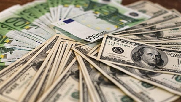 Вартість долара на міжбанківському валютному ринку в купівлі і продажу впала на три копійки, до 26,16 - 26,19 гривень. Євро також подешевшав, на 18 копійок.
