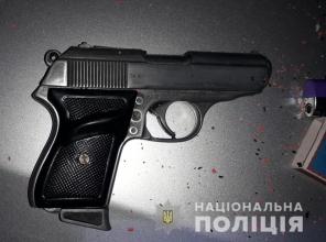 Поліція Мукачівського району вилучила у місцевого мешканця зброю, та відправила на експертизу. Слідство у справі триває.

