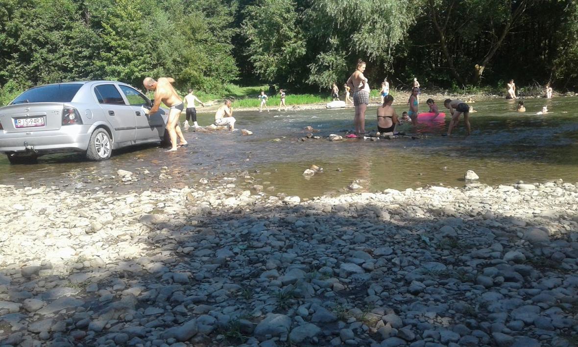 У селі Приборжавське, що на Іршавщині, чоловік заїхав на своєму авто у річку, щоб її помити. 