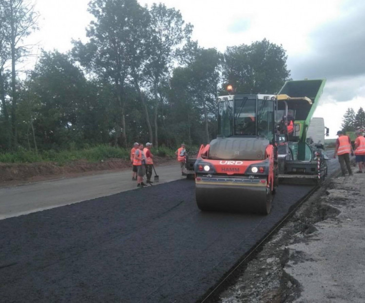 У Пашківцях на Мукачівщині взялися за ремонт автошляху (ВІДЕО)