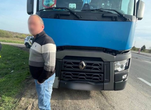 Uzhgorod police found a driver who tried to give a bribe in order to avoid administrative liability.