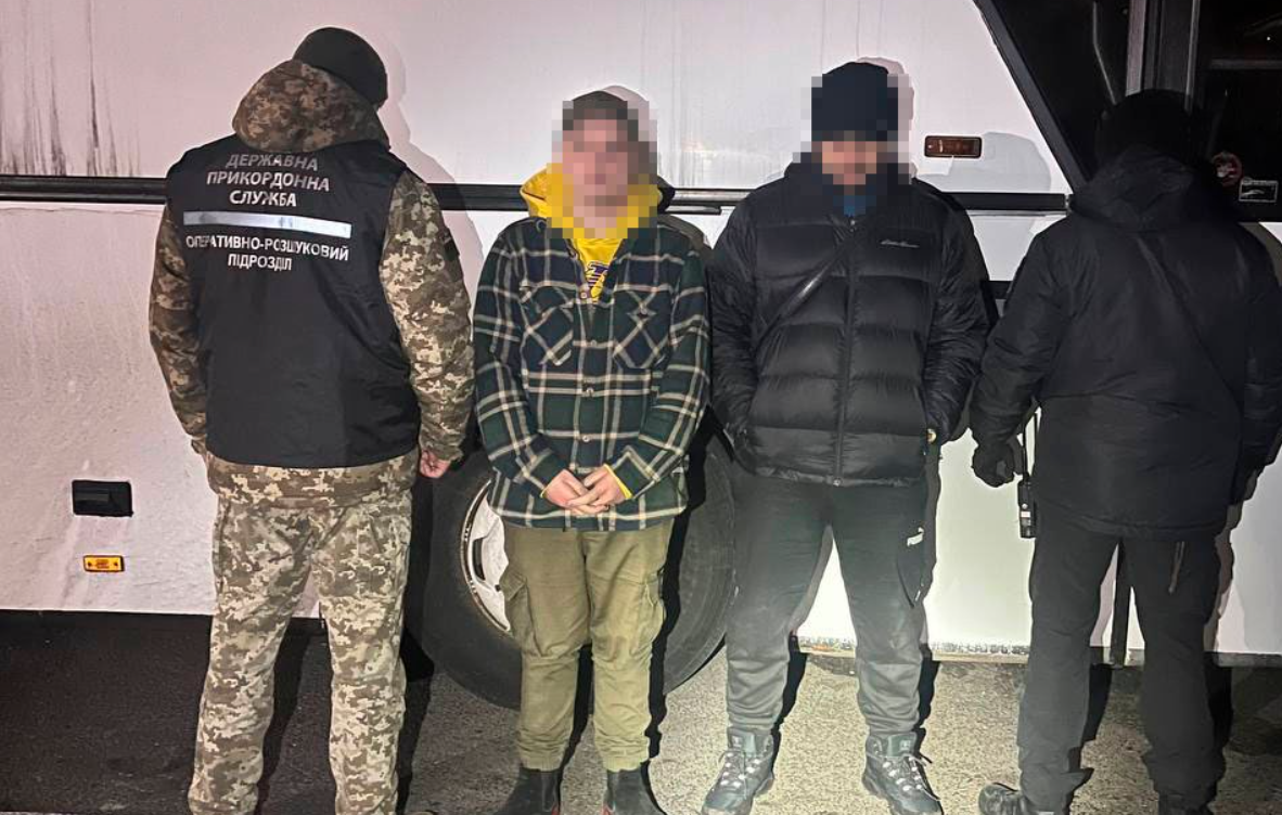 Прикордонники зупинили автобус із "сюрпризом" у багажнику: як двоє чоловіків намагалися прорватися через кордон (ФОТО)