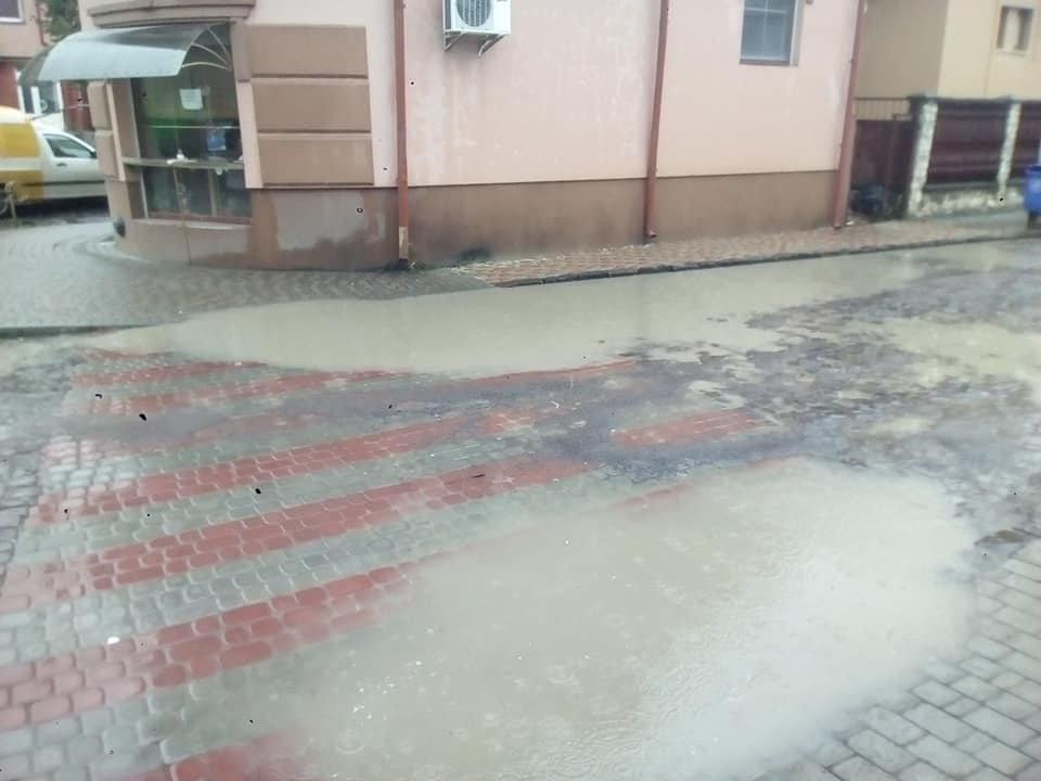 Щойно відремонтована вулиця потопає у воді.