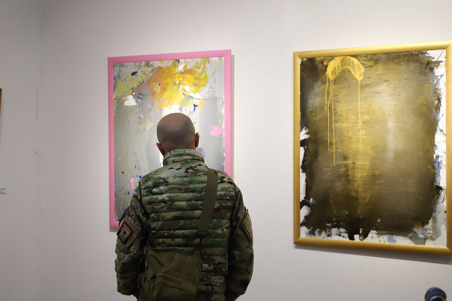Мистецьку виставку «Вільні люди» на підтримку бійців 128-ї окремої гірсько-штурмової Закарпатської бригади сьогодні відкрили у галереї «Ужгород» в обласному центрі краю.
