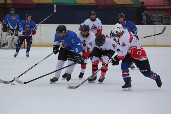 В Ужгороді відбулися фінальні ігри Чемпіонату Закарпаття з хокею. У боротьбі за 3 місце зустрічалися 
