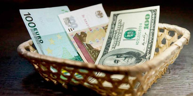Нацбанк України незначно послабив курс гривні. Курс долара на міжбанку в покупці зріс на 14 копійок.
