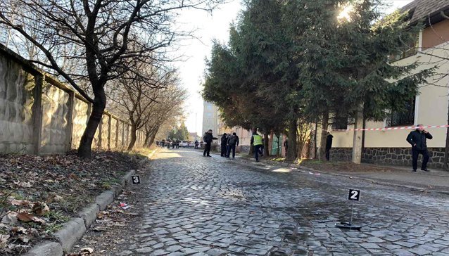 За процесуального керівництва Мукачівської місцевої прокуратури слідчими поліції Мукачівського ВП ГУНП здійснюється огляд місця події.
