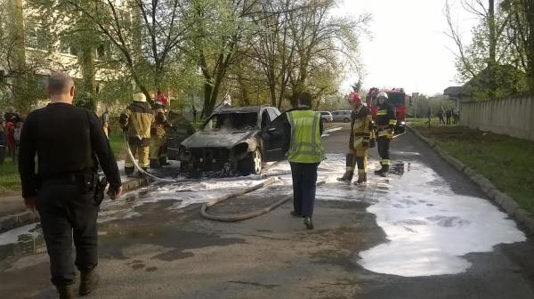 Возгорание иномарки на улице Можайского произошло около 18 часов. На место происшествия сразу прибыли пожарные и правоохранители.