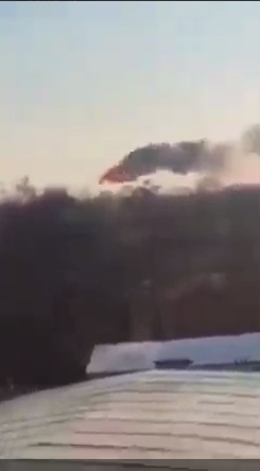 Момент попадания снаряда в российский вертолет был запечатлен на камеру местными жителями.