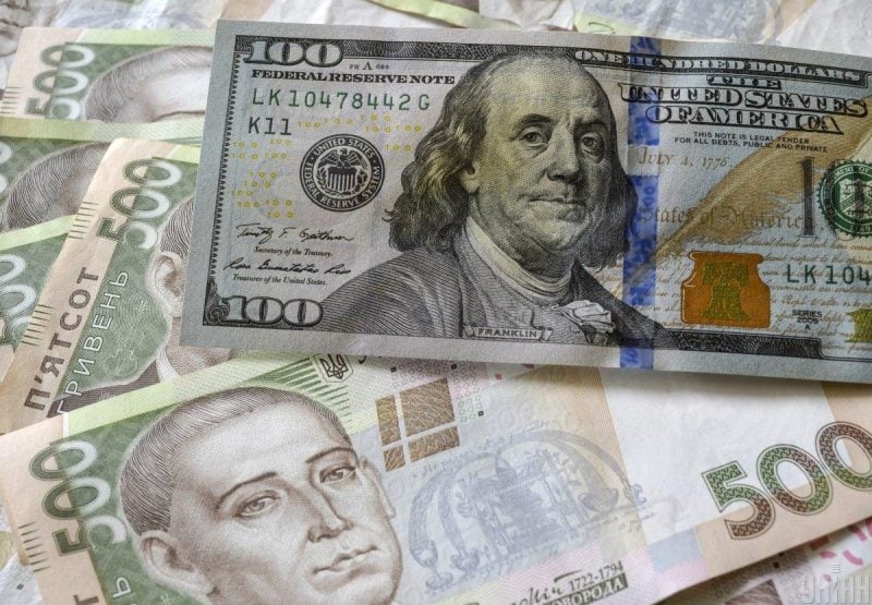 Національний банк України встановив офіційний курс гривні на п'ятницю, 24 листопада. Долар тепер коштує 36,01 гривні, що на 5 копійок нижче за курс попереднього дня. Євро подешевшав ще на 6 копійок, а злотий - на 2 копійки.