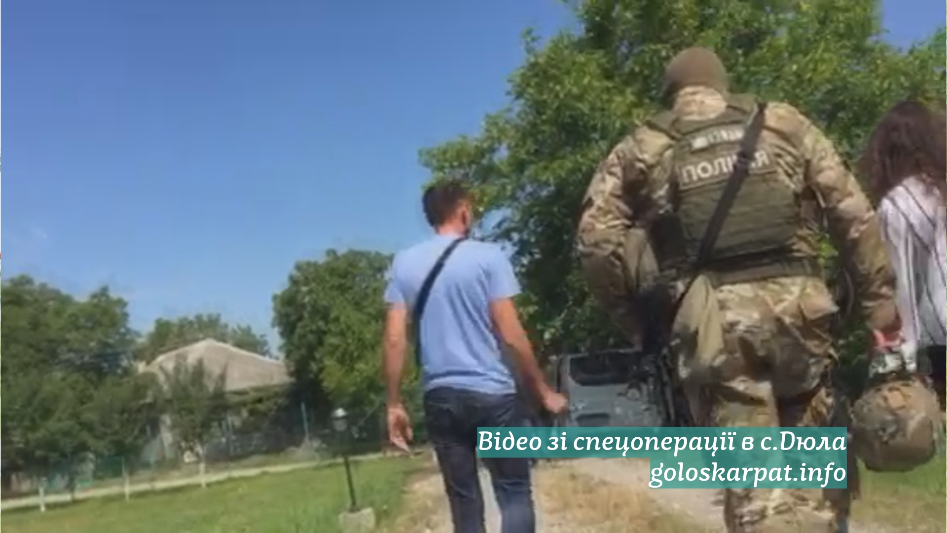 Проти підкупу чи для залякування: відео з місця обшуків на Виноградівщині та реакції людей