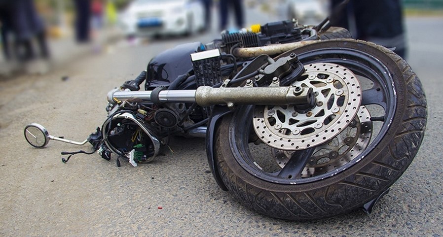 Працівники поліції Рахівського району встановили особу водія незареєстрованого мотоцикла, який скоїв у місті Рахів ДТП, наїхавши на двох жінок із немовлям.