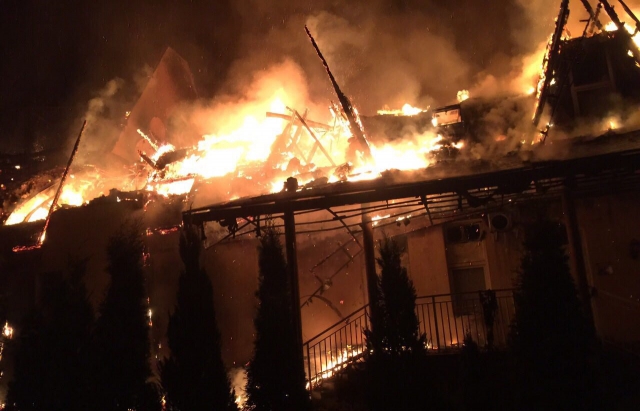 Вчера поздно вечером горел гостинично-ресторанный комплекс, расположенный в пос.Лисарня Мукачевского района. К счастью, обошлось без человеческих жертв.