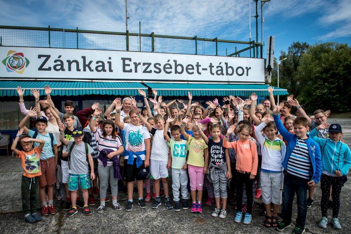 Угорщина оздоровлює в літньому таборі “Занка”, що знаходиться поблизу мальовничого озера Балатон, 1000 закарпатців, 500 підлітків з інших регіонів України та 250 з сербської Воєводини. 