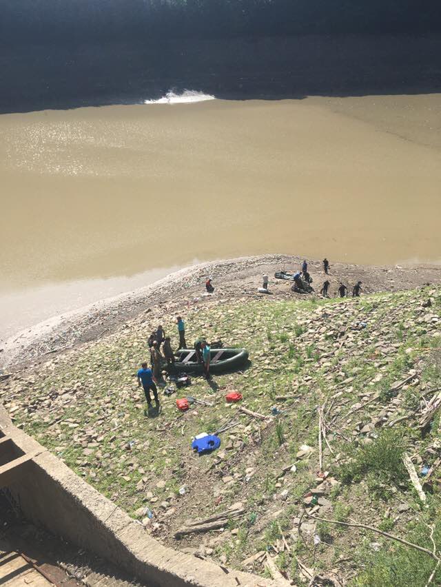 Почалися роботи з очищення від сміття Вільшанського водосховища, що на межі Хустського та Міжгірського районів, та прилеглих до нього територій. 