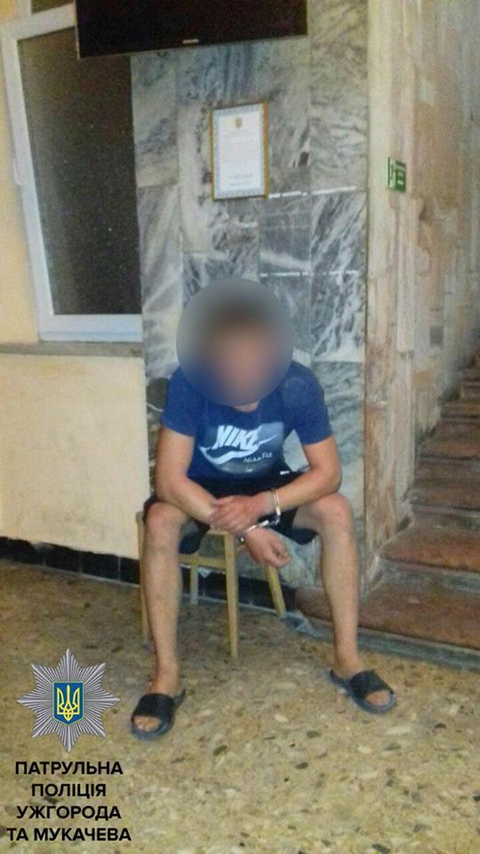 Поліціянти чоловіка затримали та доставили до Мукачівського відділку поліції, інформує Патрульна поліція Ужгорода та Мукачева.

