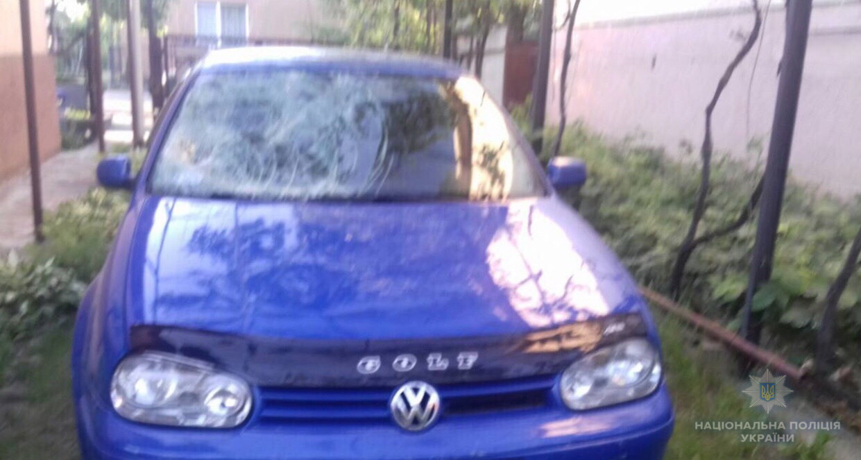 Співробітники Виноградівського відділення поліції оперативно встановили особу водія, який на автомобілі марки «Volkswagen Golf» по вулиці Комунальній у  Виноградові  здійснив наїзд на двох пішоходів і