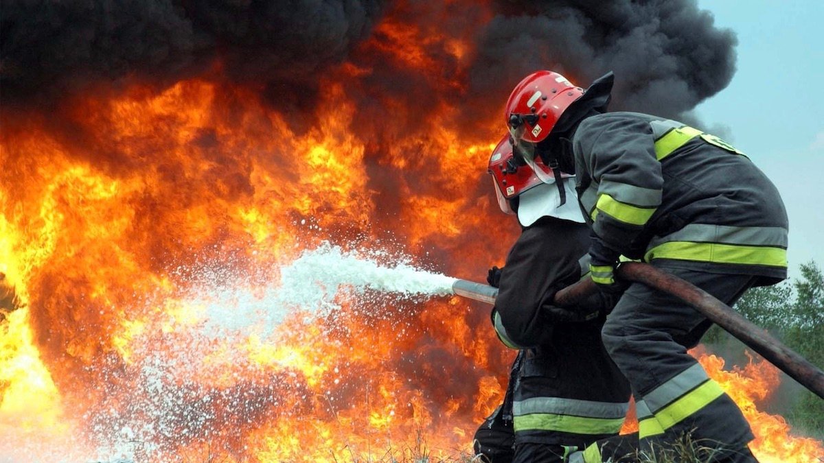 На Хустщині сталася пожежа у надвірній споруді.