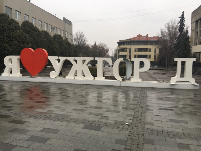 Літери, встановлені біля Ужгородської міської ради, неодноразово нищили вандали, чим показуваль свою 