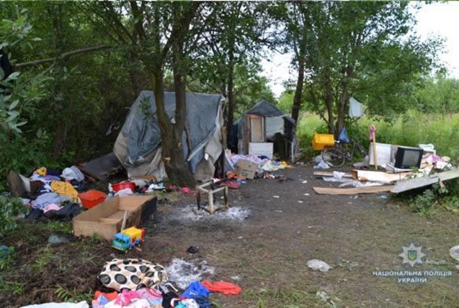 Поліція кваліфікувала напад на ромський табір на околицях Львова як умисне вбивство, вчинене групою осіб за попередньою змовою. У нападі у ніч проти неділі загинула одна людина, ще четверо поранені.