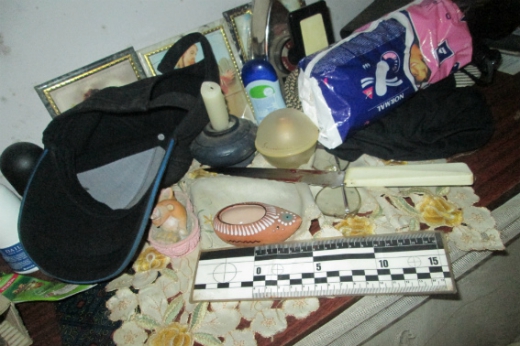 Співробітники Ужгородського відділу поліції встановлюють обставини конфлікту, під час якого жінка ударила ножем свого чоловіка.