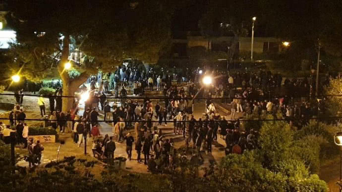 У ніч на середу в передмісті Афін сталися сутички між поліцією і кількома сотнями молодих людей, які зібрались на вечірку попри пандемію.