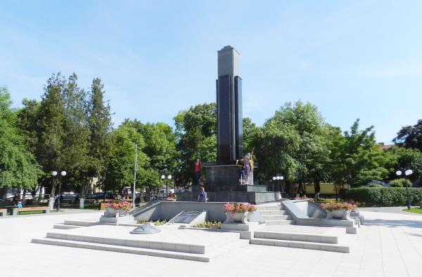 В п’ятницю, 19 травня, з нагоди старту трьохденного святкування Дня міста, в Берегові урочисто відкрили реконструйований сквер на площі Героїв.