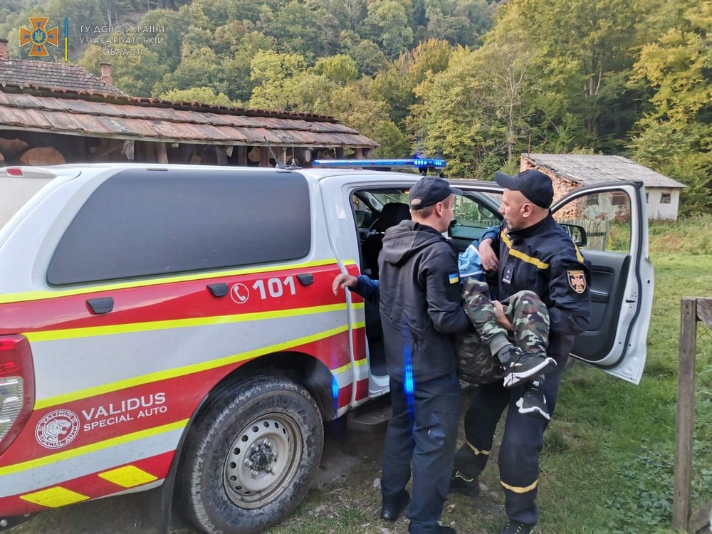 Вчора до рятувальників звернувся диспетчер Свалявської міської лікарні з проханням про допомогу в транспортуванні медиків до хворого.