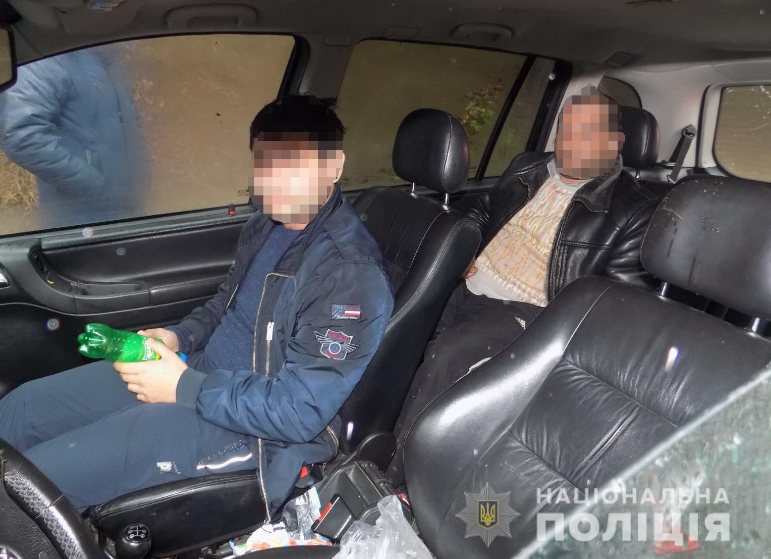 Двух жителей г.Хуст, которые из квартиры в Межгорье похитили деньги, задержали полицейские.