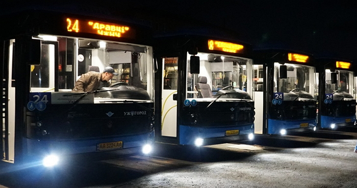 Узявши до уваги звернення пасажирів, розклад руху автобусів на новому маршруті № 24 „мкрн. “Дравці” - УжНУ” (через вокзали, „Новий район”) відкоригували.