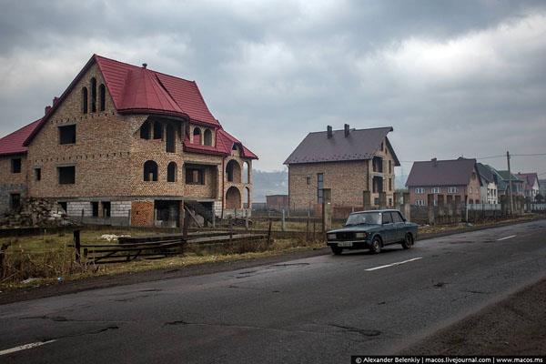 На днях российский блогер-путешественник Александр Беленький в своем блоге опубликовал фотоотчет из путешествия в приграничных деревень Румынии.