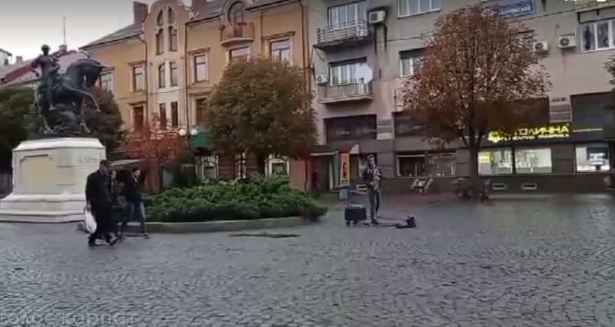 У Мукачеві вуличний музика влаштував концерт на саксофоні (ВІДЕО)