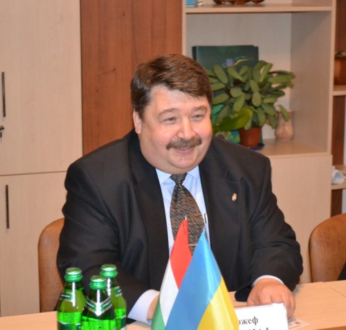 Генеральний консул Угорщини у місті Ужгороді Йожеф Бачкаі завершує свою дипломатичну роботу в Україні та переходить на роботу в уряд Угорщини.