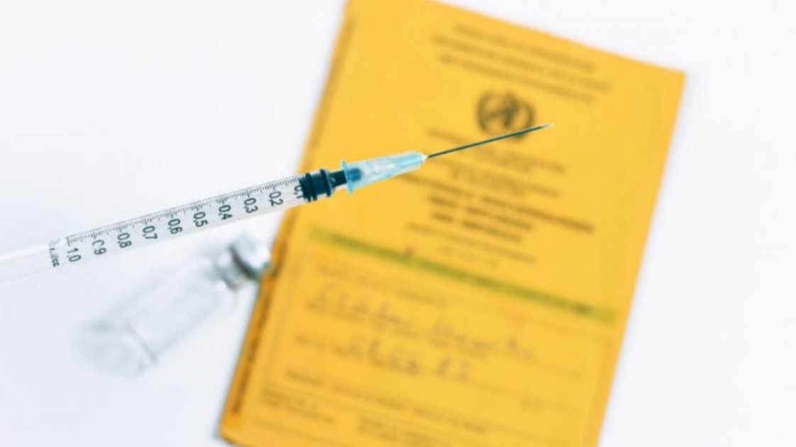 Ужгородский городской районный суд оштрафовал жителя села Синевир за поддельный международный сертификат о вакцинации против COVID-19. Мужчина предъявил документ при попытке пересечь границу.