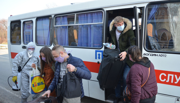 За перші два місяці пандемії COVID-19 з Польщі в Україну повернулися 160 тисяч українців.